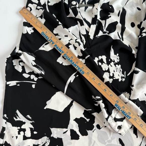 Chico's Black and White floral long sleeve Abstract Blouse size 2 (large 12) - Picture 9 of 11